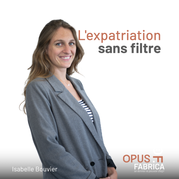 Portrait d'Isabelle Bouvier, psychologue du travail, à côté du texte "L'expatriation sans filtre" avec le logo du cabinet Opus Fabrica.