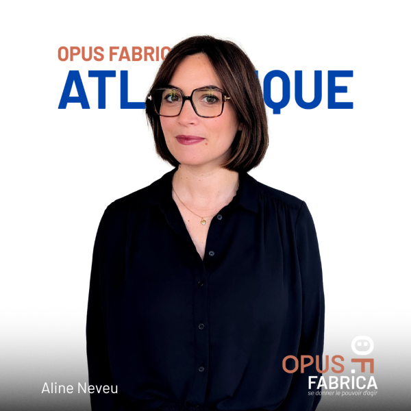 Portrait d'Aline Neveu, nouvelle directrice de l'agence Opus Fabrica Atlantique (Nantes et Saint-Nazaire). En arrière-plan, le titre 'OPUS FABRICA ATLANTIQUE' en bleu et orange terracota
