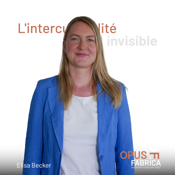 Portrait d'Elisa Becker, psychologue du travail, posant devant le titre "L'interculturalité invisible" avec le logo du cabinet Opus Fabrica.